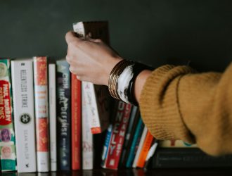 Estantería con varios libros