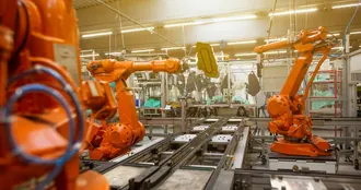Grúas automáticas trabajando en una fábrica