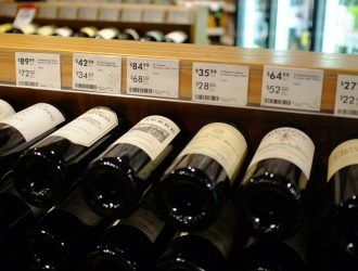 Botellas de vino supermercado con diferentes precios