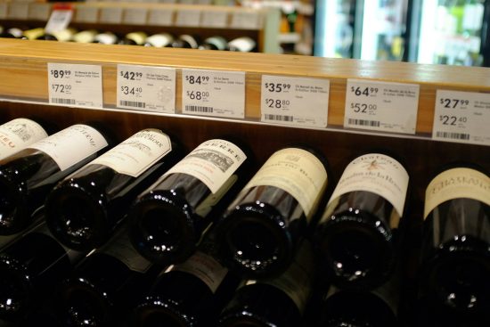 Botellas de vino supermercado con diferentes precios