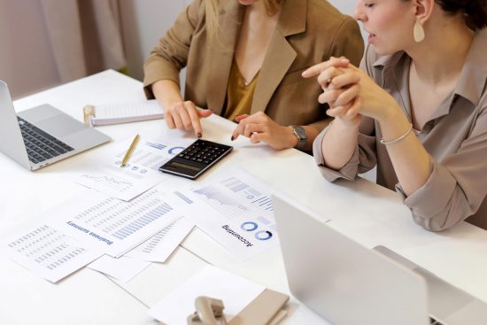 Personas explicando los conceptos básicos de contabilidad